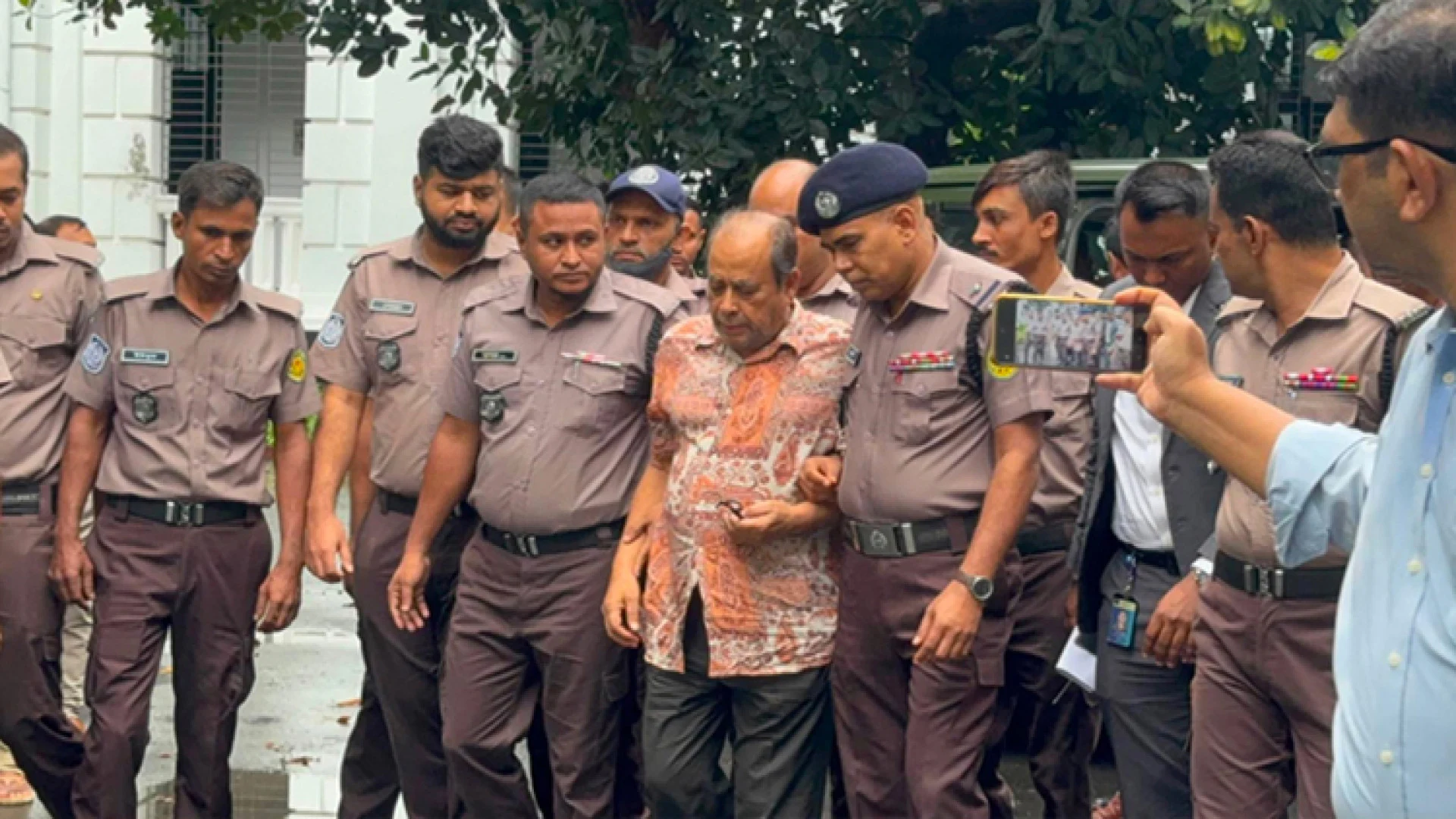 ট্রাইব্যুনালের আদেশে মানবতাবিরোধী অপরাধের মামলায় গ্রেপ্তার মেজর (অব.) মোজাফফর